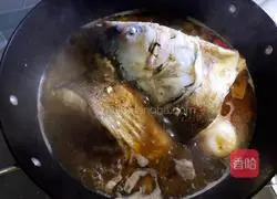 Illustration of making fish head cakes 13