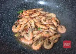 Illustration of how to fry prawns in oil 5
