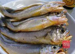 Illustration of how to cook yellow croaker in iron pot 2