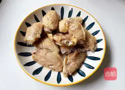 Illustration of how to make chicken wings, rice cakes and shrimps in pot 5