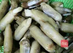 Illustration of how to make stir-fried razor clams with onion, ginger and spicy food 1