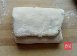 Illustration of how to make raisin scones 10