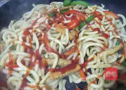 Illustration of how to make fried udon noodles with three shreds of tomato sauce 9