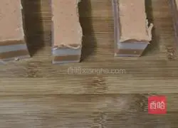 Illustration of how to make two-color pig skin jelly 10