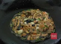 Illustration of how to make sea cucumber and chestnut stew 3