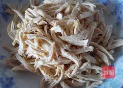 Illustration of how to make sesame chicken shredded cold noodles 3