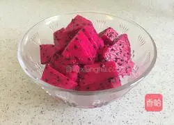 Illustration of how to make dragon fruit seafood salad 2