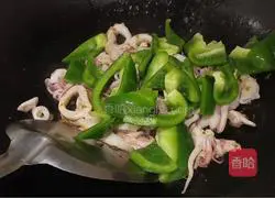 Illustration of how to cook squid with green pepper 5