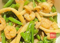 Start trying the Mediterranean diet Day 2 | Illustration of one-pot stir-fry with shrimps, seafood, mushrooms and green beans 8