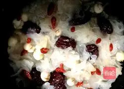 Illustration of how to make red dates, white fungus and lotus seed soup 7