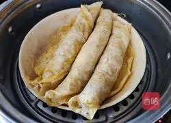 Illustration of how to make egg fish rolls 6