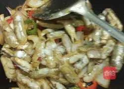 Illustration of how to stir-fry razor clams 9