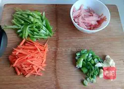 Illustration of how to stir-fry shredded pork with pickled mustard 2