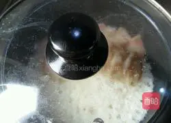 Illustration of how to make claypot rice with double cured meats 8