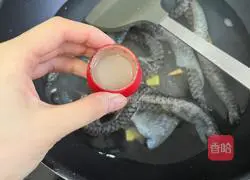 Illustration of how to make cold fish skin 3