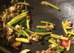 Illustration of Laoganma's method of stir-frying 60