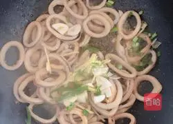 Illustration of how to stir-fry squid rings 8