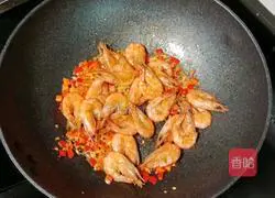 Illustration of how to make salt and pepper shrimp 11