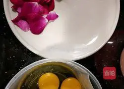 Illustration of how to make rose-scented eggs 3