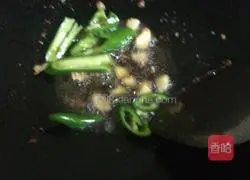 Illustration of how to cook twice-cooked pork with onions 4