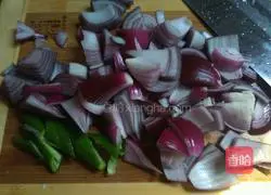 Illustration of how to cook twice-cooked pork with onions 2