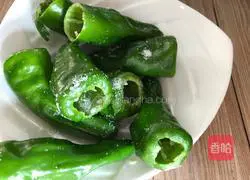 Illustration of how to stuff green peppers with meat 2