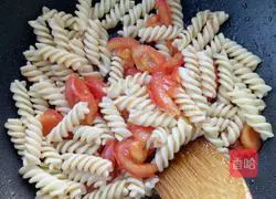 Illustration of how to make tomato and black pepper pasta 6