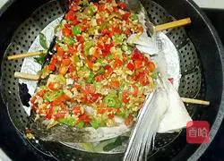 Illustration of how to make fish head with chopped pepper 9