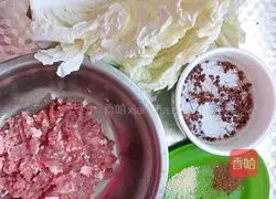 Illustration of how to make cabbage and pork rolls 2