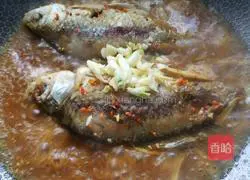 Illustration of how to make crucian carp with green onions 7