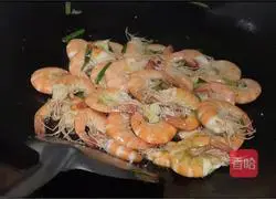 Illustration of how to make stir-fried shrimp with onion 9