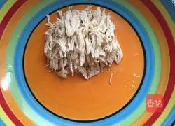 Illustration of how to make cold noodles with onion and shredded chicken 5