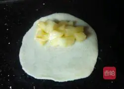 Illustration of how to make leaf-shaped apple pie 6