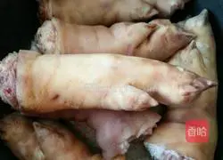 Illustration of how to cook pork trotters in rice cooker sauce 1