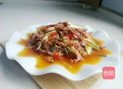 Illustration of how to make shredded beef with pickled pepper 11