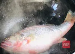 Illustration of how to make yellow croaker with chopped pepper 4