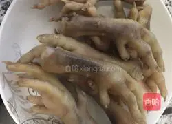 Illustration of how to make spicy chicken feet 3