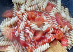 Illustration of how to make tomato and black pepper pasta 7