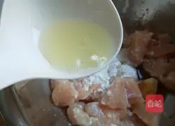 Illustration of how to make Beijing-style sweet and sour chicken 3