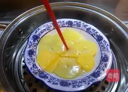 Illustration of how to steam cured chicken legs with potatoes 6