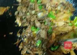 Illustration of how to cook twice-cooked pork with tea tree mushrooms 8