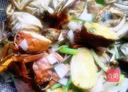 Illustration of how to make egg yolk rice baked crab 10