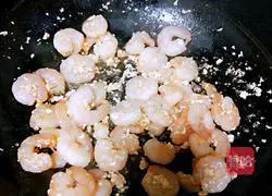 Illustration of how to stir-fry shrimps with colored peppers 12