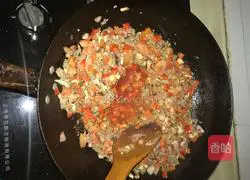 Illustration of how to make beef, egg and tomato sauce pasta 6