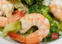 Illustration of how to stir-fry shrimps with broccoli 12