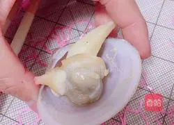 Illustration of how to cook clams in clear water 5