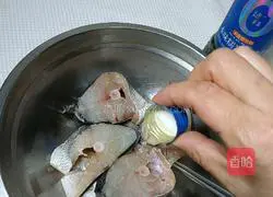 Illustration of how to make pan-fried seabass 1