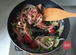 Illustration of how to make olive and bacon pasta 6