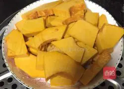 Illustration of how to make fresh meat and pumpkin dumplings 1