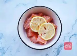 Illustration of how to make salmon sausage and baked potatoes 3